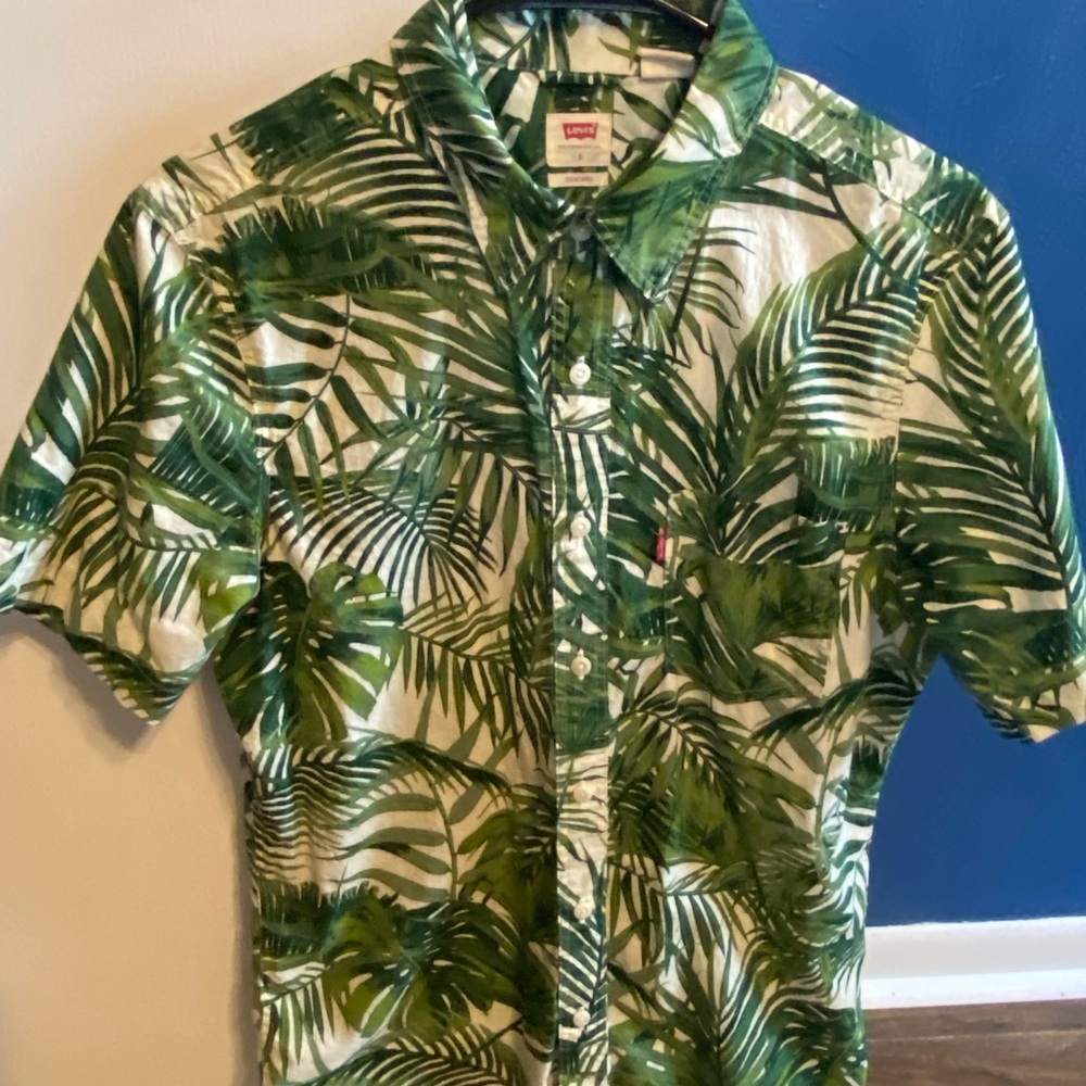 LEVI’S TROPICAL PRINT SHORT SLEEVE BUTTON DOWN *NEVER WORN*